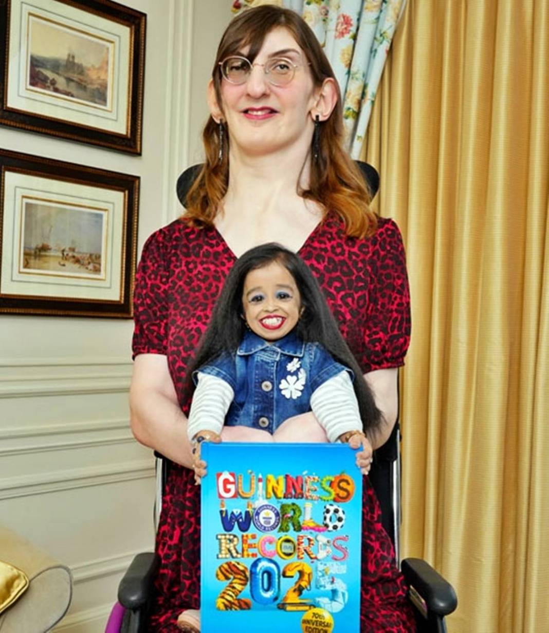 Dünyanın en uzun ve en kısa kadını bir araya geldi: Boyları şaşırttı! Buluşmada renkli görüntüler ortaya çıktı 3